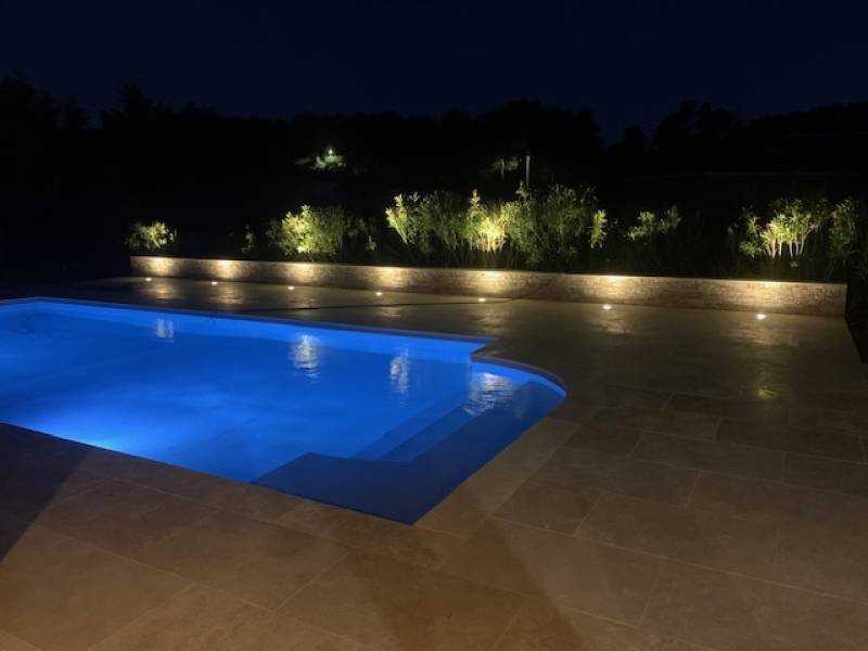 Éclairage réalisé chez un client à Aix autour d'une Piscine